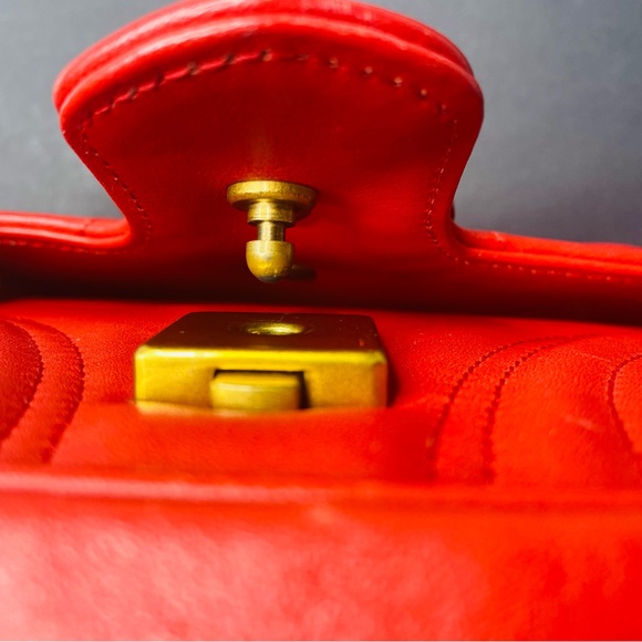 Gucci GG Marmont shoulder bag in deep red matelassé chevron nappa leather. - Picture 14 of 17